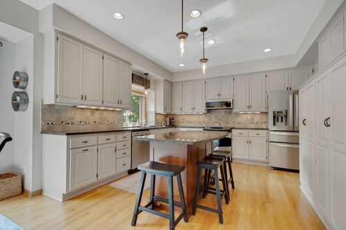 1334 Berwick Ln, Mahtomedi, MN, 55115-2861 | Card Image