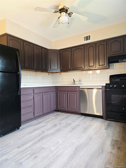 198-198 Pointe Cir N, Coram, NY, 11727-1542 | Card Image