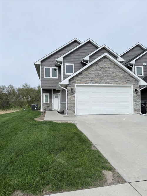 2011 Ammann Dr, Adel, IA, 50003-8050 | Card Image