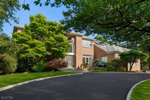 23 Hadrian Dr, Livingston, NJ, 07039-3419 | Card Image