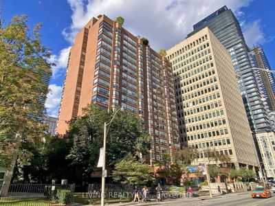 1206 - 62 Wellesley St W, Condo with 3 bedrooms, 2 bathrooms and 1 parking in Toronto ON | Image 1