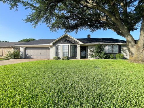 112 Overcrest Dr, Benbrook, TX, 76126-4021 | Card Image