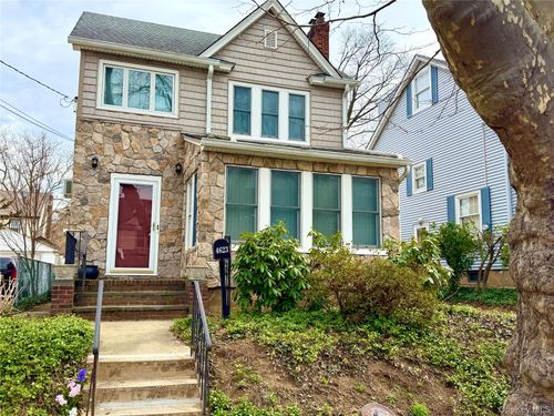 4623 Arcadia Ln, Great Neck, NY, 11020-1262 | Card Image