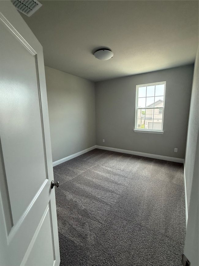 Unfurnished room with dark carpet and baseboards | Image 19