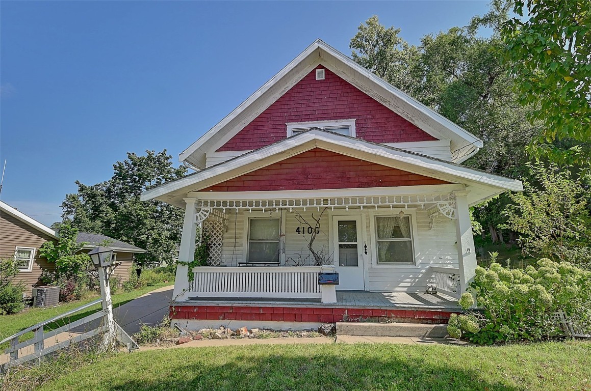 14th Ave, Cedar Rapids, IA 52403