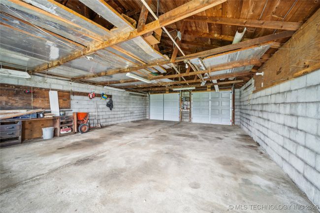 Garage with concrete block wall | Image 34