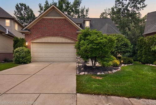 5590 River Park Dr, Waterford, MI, 48327-4703 | Card Image