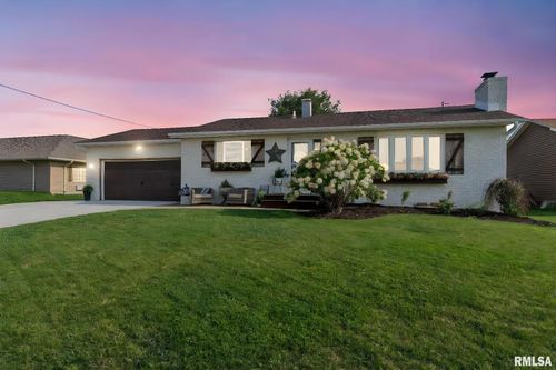 217 W Parkview Dr, Walcott, IA, 52773-7779 | Card Image