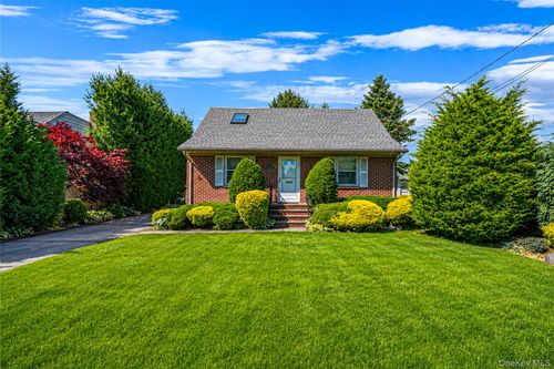 572 Benito St, East Meadow, NY, 11554-5049 | Card Image