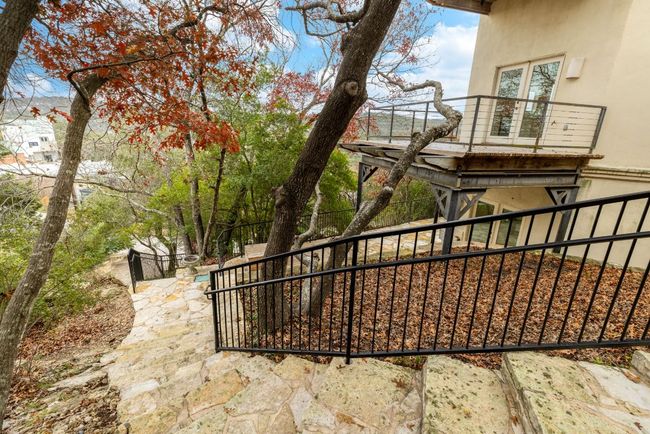 Walk-way to the home. | Image 32