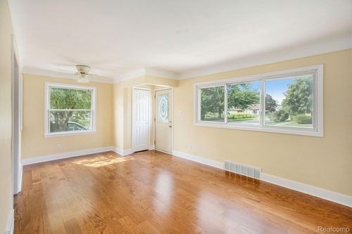 29031 Rosslyn Ave, Garden City, MI, 48135-2767 | Card Image