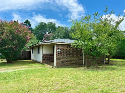 201 2nd Ave, Smithville, TX, 78957-3038 | Card Image