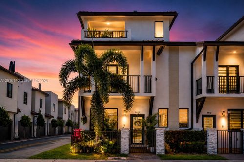 8368 Central Park Blvd, Doral, FL, 33166-5543 | Card Image