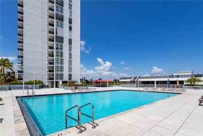 510 - 3625 N Country Club Dr, Condo with 2 bedrooms, 2 bathrooms and null parking in Aventura FL | Image 2