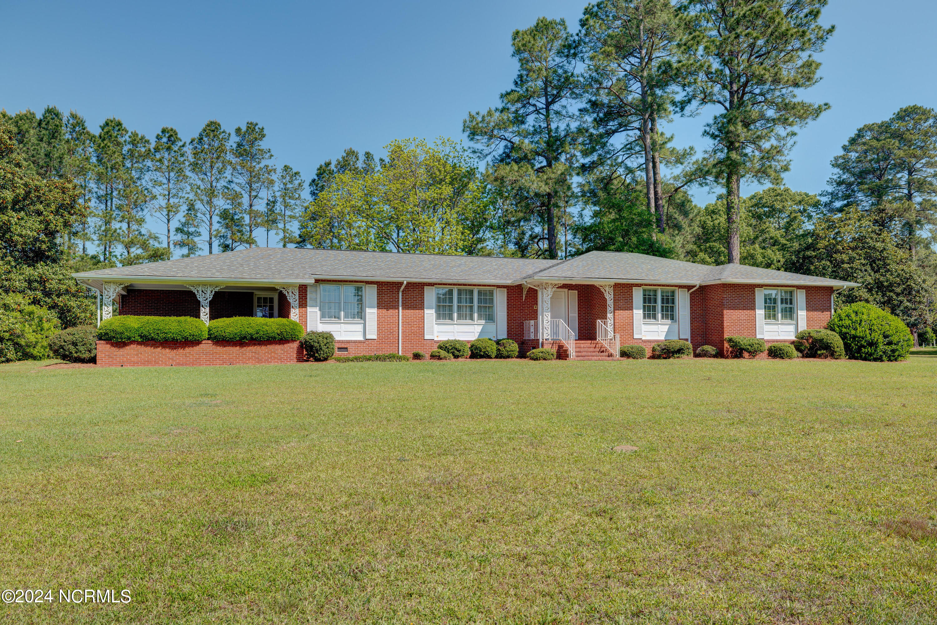 Southerland St, Wallace, NC 28466