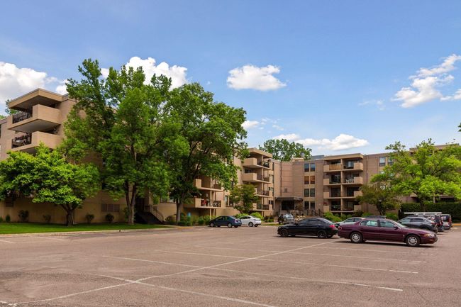 Ample parking | Image 24