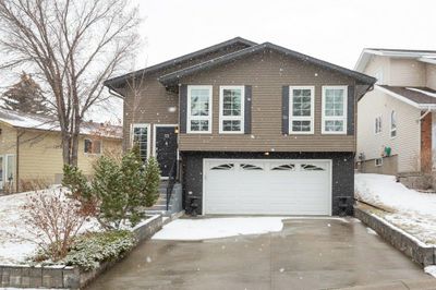 23 Berwick Cres Nw, House detached with 4 bedrooms, 3 bathrooms and 2 parking in Calgary AB | Image 2