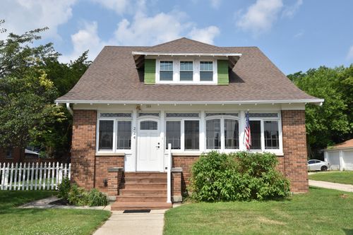224 N 9th Ave, West Bend, WI, 53095-3245 | Card Image