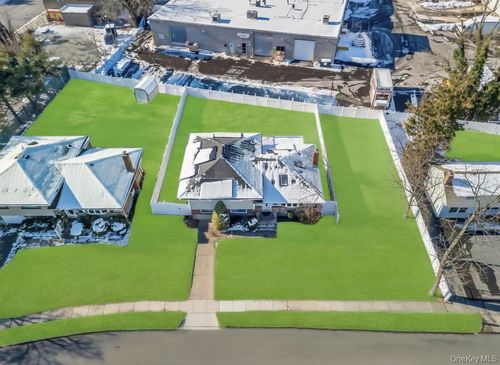 19 Evers St, Hicksville, NY, 11801-3712 | Card Image