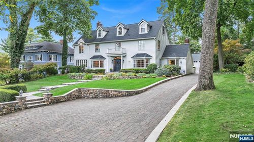 136 Crest Rd, Ridgewood, NJ, 07450-2402 | Card Image