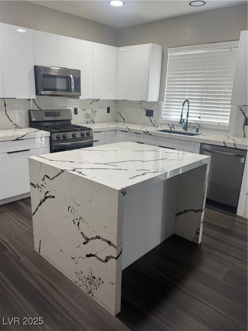 6409 Wild Chive Ave, Las Vegas, NV, 89122-3557 | Card Image