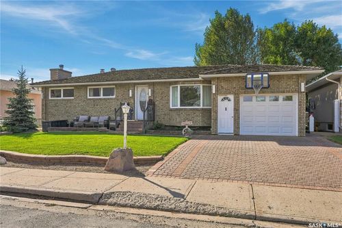 1015 Simcoe Street, House with 3 bedrooms, 2 bathrooms and 3 parking in Moose Jaw SK | Card Image