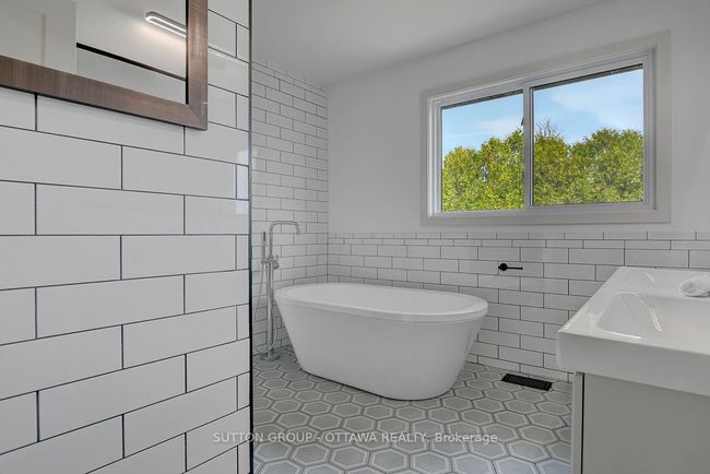 1633 Bottriell Way, House other with 5 bedrooms, 3 bathrooms and 4 parking in Orléans ON | Image 34