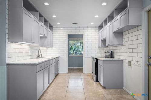 960 Twin Oaks Dr, New Braunfels, TX, 78130-6637 | Card Image