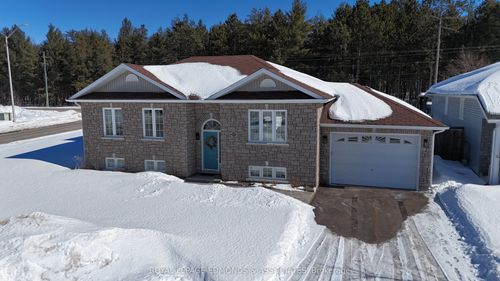 2001 Sandstone Cres, Petawawa, ON, K8H0B2 | Card Image