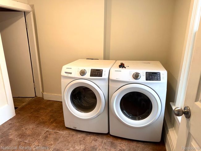 Spacious laundry room | Image 16