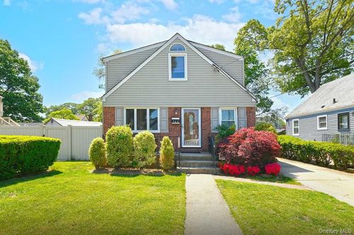 548 Stratford Rd, South Hempstead, NY, 11550-8043 | Card Image