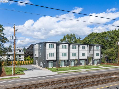 12-10985 E Burnside St, Portland, OR, 97216-3332 | Card Image