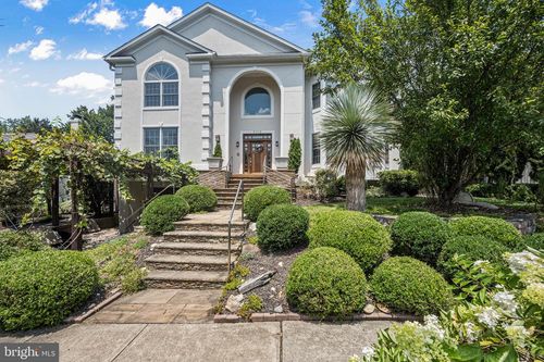 9715 Singleton Dr, BETHESDA, MD, 20817-2466 | Card Image