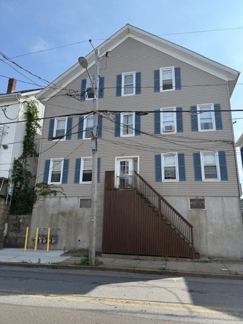 207 Rodman St, Fall River, MA, 02721-6825 | Card Image