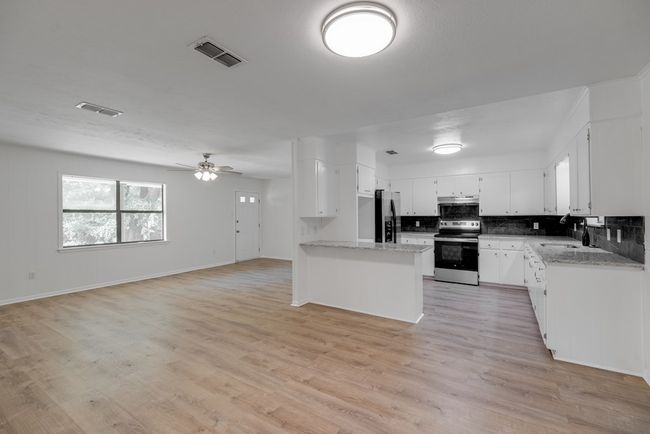 1207 E Neches St, Home with 2 bedrooms, 1 bathrooms and 1 parking in Palestine TX | Image 6