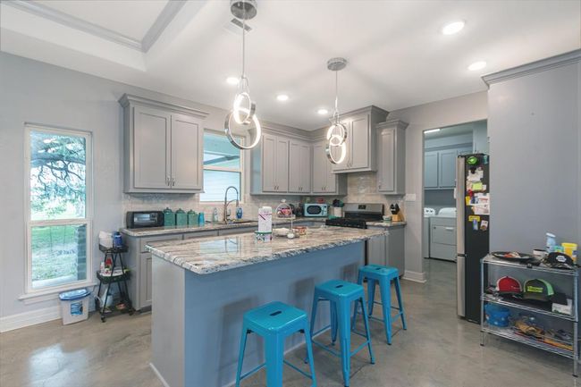 202 Horse Shoe Trl, House other with 3 bedrooms, 2 bathrooms and 2 parking in Angleton TX | Image 13