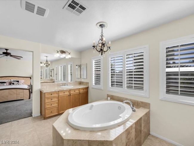 Large Bathtub | Image 25