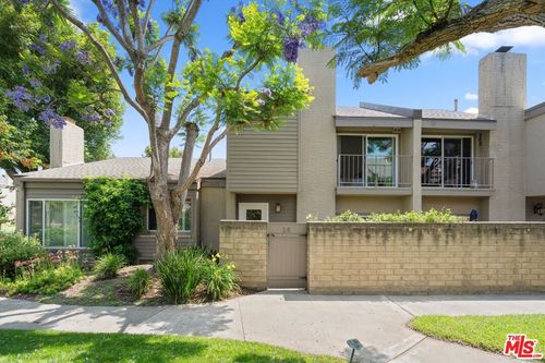 28 Village Pkwy, Santa Monica, CA, 90405-2852 | Card Image
