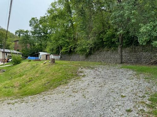 703 Ashless St, Hazard, KY, 41701-2205 | Card Image