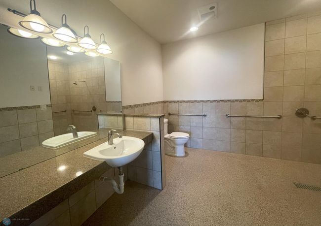 Spacious Master Bath.jpg | Image 16
