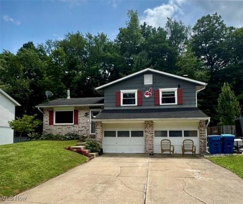 413 Stonewood St, Canal Fulton, OH, 44614-1037 | Card Image