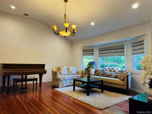 31 Radnor Rd, Great Neck, NY, 11023-1431 | Card Image