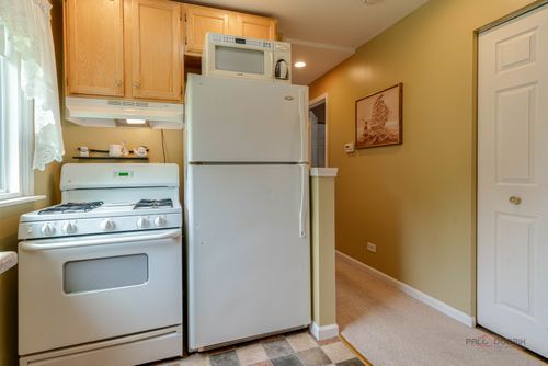 28324 W Park Ave, Wauconda, IL, 60084-2289 | Card Image