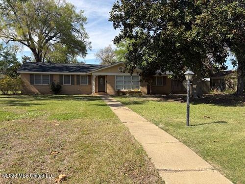 415 E Jeff Davis Ave, Greenwood, MS, 38930-2315 | Card Image