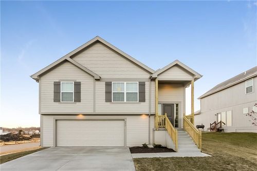 207 N Franklin St, Raymore, MO, 64083-7827 | Card Image