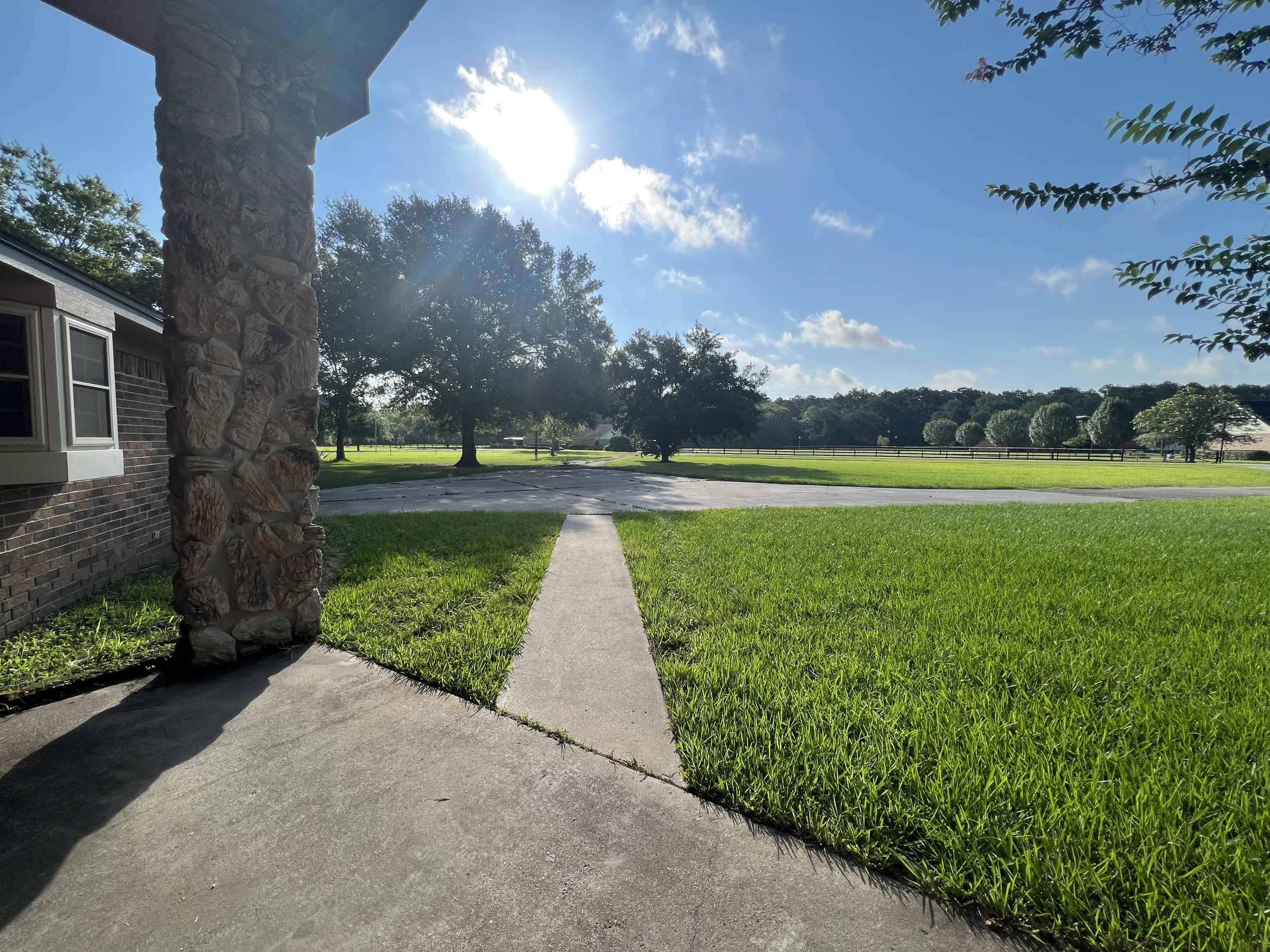 Vaglica Dr, Sour Lake, TX 77659