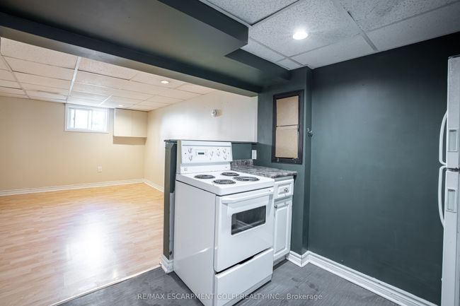 18 Grove Ave, House other with 6 bedrooms, 2 bathrooms and 4 parking in Saint Catharines ON | Image 23