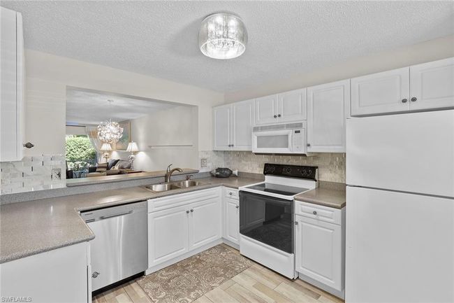 APT-103 - 605 Squire Cir, Condo with 2 bedrooms, 2 bathrooms and 1 parking in NAPLES FL | Image 11