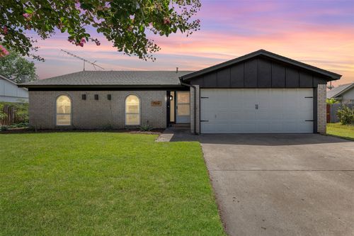 7504 Oak Ridge Dr, North Richland Hills, TX, 76182-7915 | Card Image