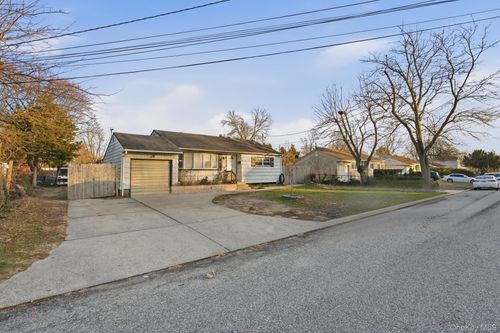 103 Timberline Dr, Brentwood, NY, 11717-5712 | Card Image